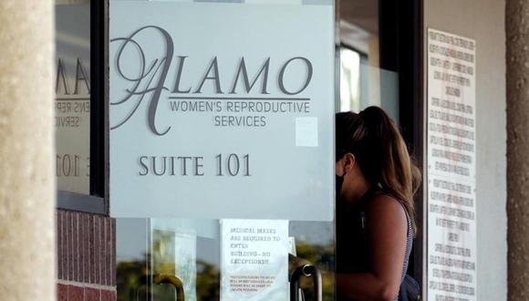 Una mujer ingresa a una clínica de Alamo Women's Reproductive Services en San Antonio, Texas, un día después de que un juez federal suspendió una ley del estado que prohibía la mayoría de los abortos. (Foto: AP /Eric Gay).