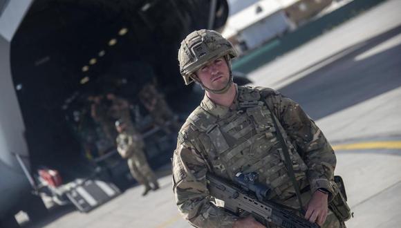 Foto publicada el sábado 28 de agosto de 2021 por el Ministerio de Defensa (MoD) de Gran Bretaña que muestra al personal militar del Reino Unido subiendo un avión A400M que sale de Kabul, Afganistán. (Jonathan Gifford / MoD vía AP).