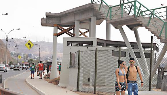 La entonces alcaldesa de Lima, Susana Villarán, dijo que los seis puentes estarían listos en el 2013. Sin embargo, las estructuras en el circuito de playas continúan abandonadas hasta el día de hoy. (Alessandro Currarino)