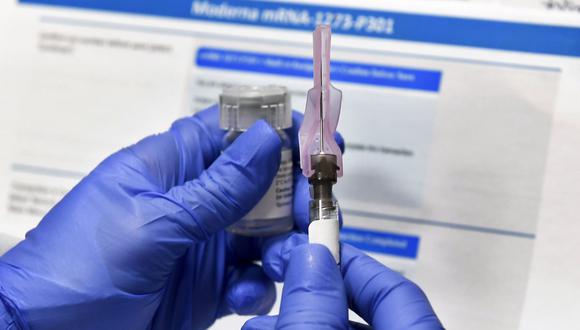 En esta fotografía de archivo del lunes 27 de julio de 2020, una enfermera prepara una inyección como estudio de una posible vacuna COVID-19, desarrollada por los Institutos Nacionales de Salud y Moderna Inc. (Foto AP / Hans Pennink)).