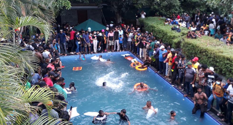 Los manifestantes que exigen la renuncia del presidente de Sri Lanka, Gotabaya Rajapaksa, nadan en una piscina dentro del complejo del Palacio Presidencial en Colombo el 9 de julio de 2022. (AFP).