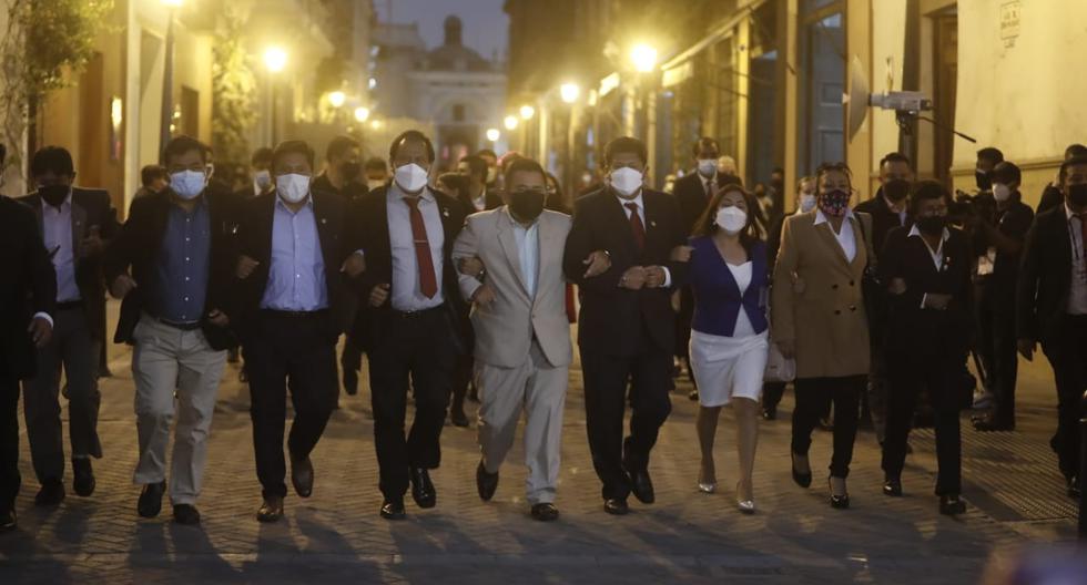 Bancada de Perú Libre llegó a Palacio de Gobierno tras reunión convocada por vocero Waldemar Cerrón. (Foto: Hugo Pérez / @photo.gec)