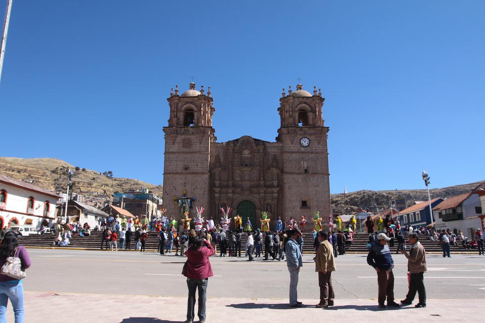 En la imagen, la catedral de la iglesia de la Plaza de Armas de Puno. De estilo barroco, esta se construyó en 1757 con una combinación de diseño andino y español. Foto: Archivo El Comercio. 