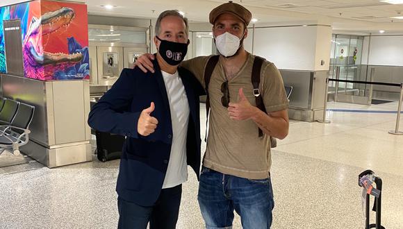 Gonzalo Higuaín recibido en el aeropuerto de Miami por Jorge Mas, propietario del Inter Miami de la MLS junto al exfutbolista David Beckham | Foto: @Jorge__Mas