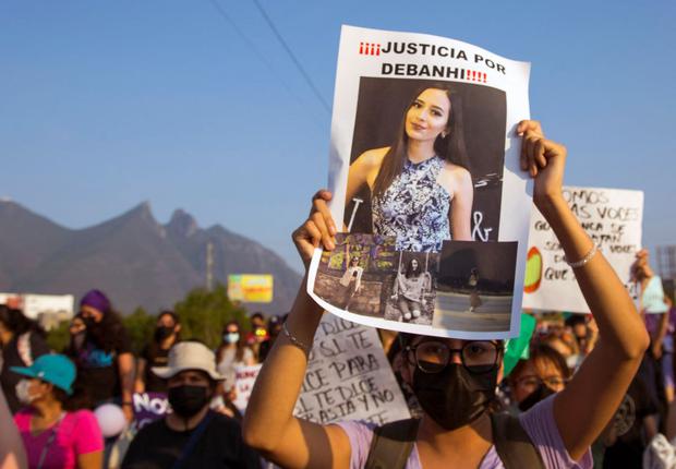 Personas sostienen carteles mientras participan en la marcha de mujeres exigiendo justicia para Debanhi Escobar, quien desapareció el 9 de abril y fue encontrada muerta el jueves. (Julio César AGUILAR / AFP).