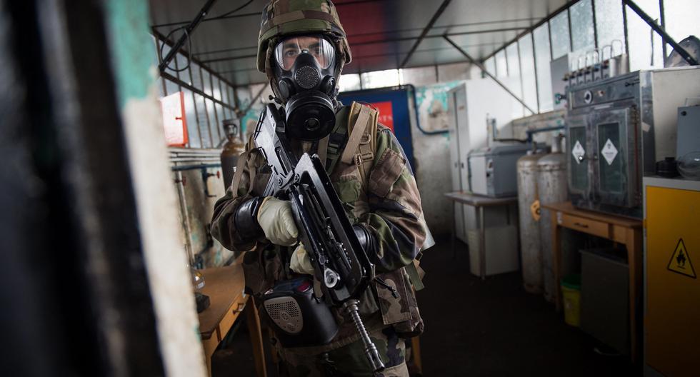 En esta fotografía tomada el 28 de junio de 2017, un soldado francés de la 2.ª NRBC (Nuclear, Radiologic, Biologic and Chimic) participa en una operación controlada en un laboratorio clandestino.
(GUILLAUME SOUVANT / AFP).