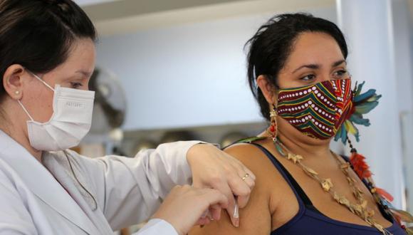 Una mujer indígena recibe la segunda dosis de la vacuna contra la enfermedad del coronavirus CoronaVac (COVID-19) de Sinovac en una estación de salud, en Guarulhos, cerca de Sao Paulo, Brasil. (Foto: REUTERS / Carla Carniel).