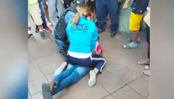 Ruth Torello tomó por los brazos al agresor y lo lanzó al suelo, le aplicó una llave y lo inmovilizó hasta la llegada de la policía. Ocurrió en Ecuador. (Captura de video).