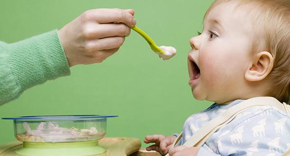 Especialista te ayudará a saber si es importante tener un horario para alimentar a tu bebé. (Foto: iStock)