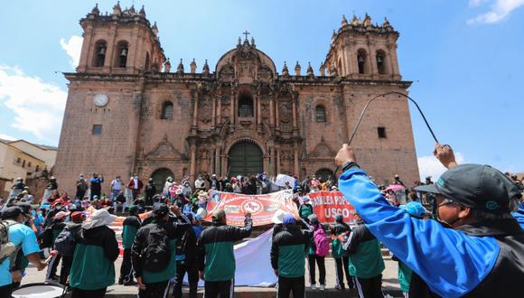 Diferentes gremios de Cusco acataron el lunes 18 y martes 19 de abril un paro de 48 horas en reclamo por el alza del costo de vida, entre otras demandas | Foto: Melissa Valdivia / El Comercio