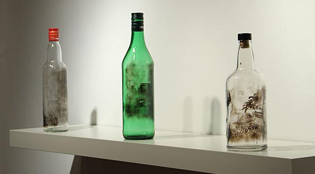 Mira estas obras de arte realizadas con humo dentro de botellas - 1