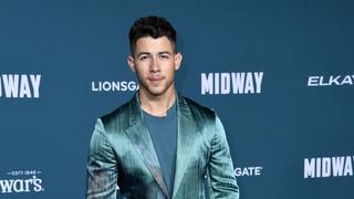 Nick Jonas destaca con un colorido traje de seda en el estreno de la película “Midway” 