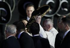 Papa Francisco llegó a México y fue recibido por Enrique Peña Nieto