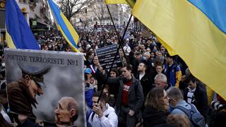 Miles de manifestantes en París por Ucrania con gritos de “¡Putin asesino!”