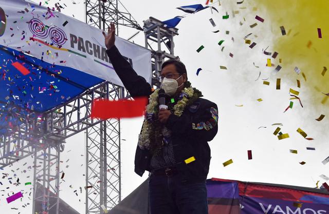 El candidato presidencial izquierdista boliviano Luis Arce saluda a sus simpatizantes durante el mitin de clausura de su campaña en El Alto, Bolivia. (Foto: AIZAR RALDES / AFP)