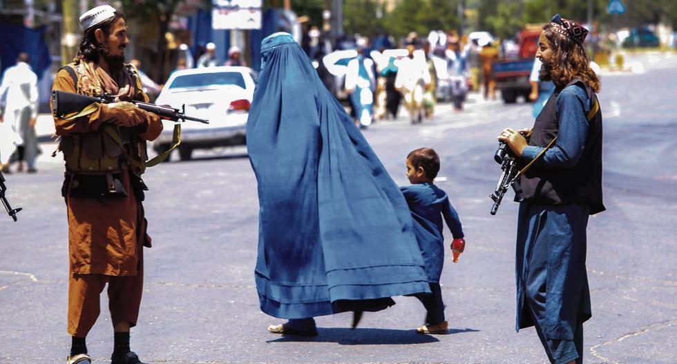Con el retorno de los talibanes, volvió una interpretación más estricta de la ley islámica. En la imagen, los fundamentalistas patrullan una calle en Kabul. (Foto: EFE)