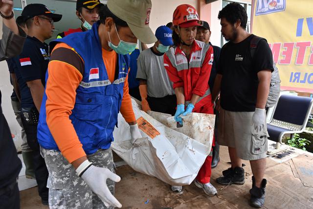 Tsunami en Indonesia: Las intensas labores de rescate tras el desastre natural continúan. Foto: AFP