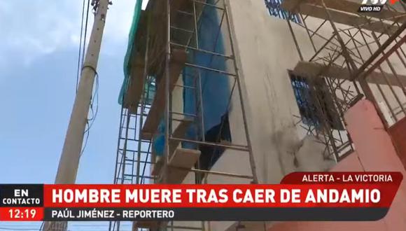 El trabajador cayó al pavimento en el momento que pretendía agarrar un recipiente en el que almacenaba cemento. (Foto: captura de video)