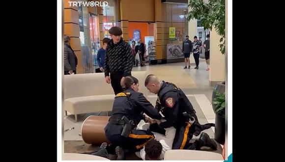 La pelea entre los dos adolescentes ocurrió en un centro comercial de Bridgewater, Nueva Jersey. La policía tira al suelo y esposa solo al joven negro.
