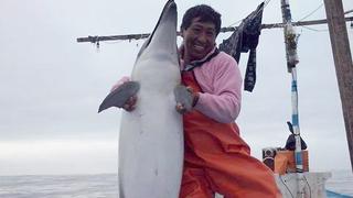 Pescador que se fotografió con delfín dice que lo halló muerto en su red