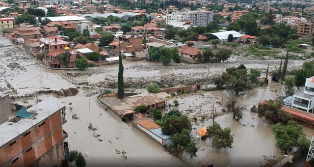 Las autoridades municipales reportaron un “deslizamiento” en La Paz que afectó a “dieciséis viviendas” mientras que otras doce se evacuaron para evitar víctimas. (Foto: Reuters)