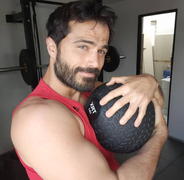 L'attore si occupa di mantenere la sua figura praticando sport (Foto: Nacho Casano/Instagram)