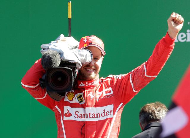 Vettel durante la premiación. El alemán terminó tercero pero no perdió el buen ánimo. (Foto: Agencias)