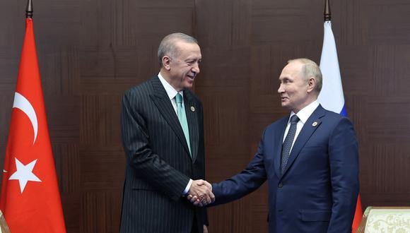 El presidente turco, Recep Tayyip Erdogan, se reúne con el presidente ruso, Vladimir Putin, al margen de la Conferencia sobre Interacción y Medidas de Fomento de la Confianza en Asia en Astana, el 13 de octubre de 2022. (Foto: TURKISH PRESIDENTIAL PRESS SERVICE / AFP)