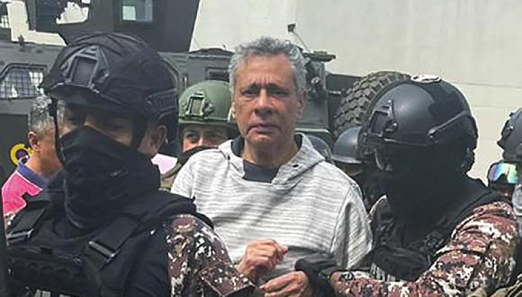 El exvicepresidente ecuatoriano Jorge Glas siendo escoltado por miembros del Grupo de Acción Penitenciaria Especial (GEAP) durante su llegada al penal de máxima seguridad La Roca en Guayaquil el 6 de abril de 2024. (Foto de Handout / Policía de Ecuador / AFP)