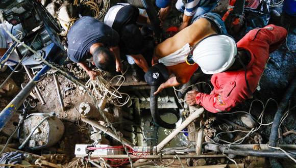 Brigadas de emergencia trabajan para intentar ingresar a una mina de oro de la vereda El Bosque en zona rural de Neira (Colombia). (Foto: Archivo/ EFE/John Jairo Bonilla).