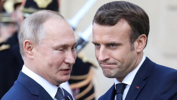 El presidente francés Emmanuel Macron (der) da la bienvenida a su homólogo ruso Vladimir Putin a su llegada al Palacio del Elíseo para asistir a una cumbre sobre Ucrania, el 9 de diciembre de 2019. (LUDOVIC MARIN / AFP).