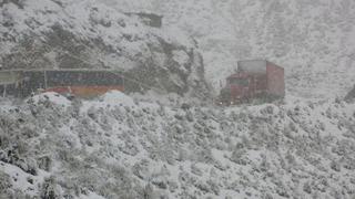 FOTOS: la intensa caída de nieve que impidió por varias horas el tránsito vehicular en la Carretera Central