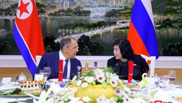 El Ministro de Asuntos Exteriores ruso, Serguéi Lavrov, hablando con el Ministro de Asuntos Exteriores de Corea del Norte, Choe Son Hui, en una recepción en Pyongyang, Corea del Norte, el 18 de octubre de 2023. (Foto de EFE/EPA/KCNA)