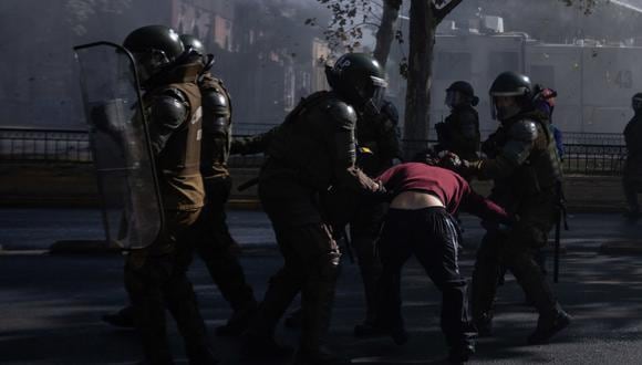 Carabineros detienen a un estudiante durante una manifestación por el Día del Joven Combatiente, en Santiago, Chile, el 29 de marzo de 2023. (Foto de Ailen Díaz / EFE)