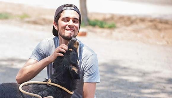 Un grupo de voluntarios de la inmobiliaria urbana donaron una mañana de su sábado para llevarle calor humano a los perros de Voz Animal, albergue afiliado a WUF. (fotos: cortesía Oliver Lecca/Urbana)