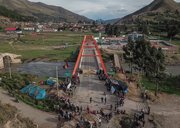 Grupos de personas bloquean el puente Combapata, en el Cusco. (Foto: EFE)