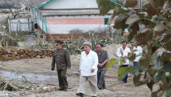 El líder norcoreano Kim Jong-un recorre un área dañada por el tifón Maysak en la provincia de Hamgyong del Sur. (Foto de STR / KCNA A TRAVÉS DE KNS / AFP).
