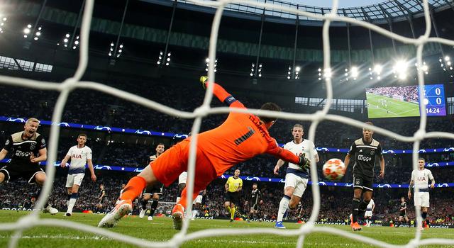Tottenham vs. Ajax: Donny van de Beek marcó el 1-0 en jugada que fue revisada por el VAR. (Foto: Reuters)