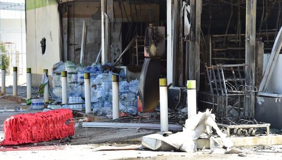 Esta imagen muestra una tienda de conveniencia dañada después de un ataque, en el distrito de Cho-airong en la provincia de Narathiwat, en el sur de Tailandia, el 17 de agosto de 2022.  (Foto: Madaree TOHLALA / AFP)