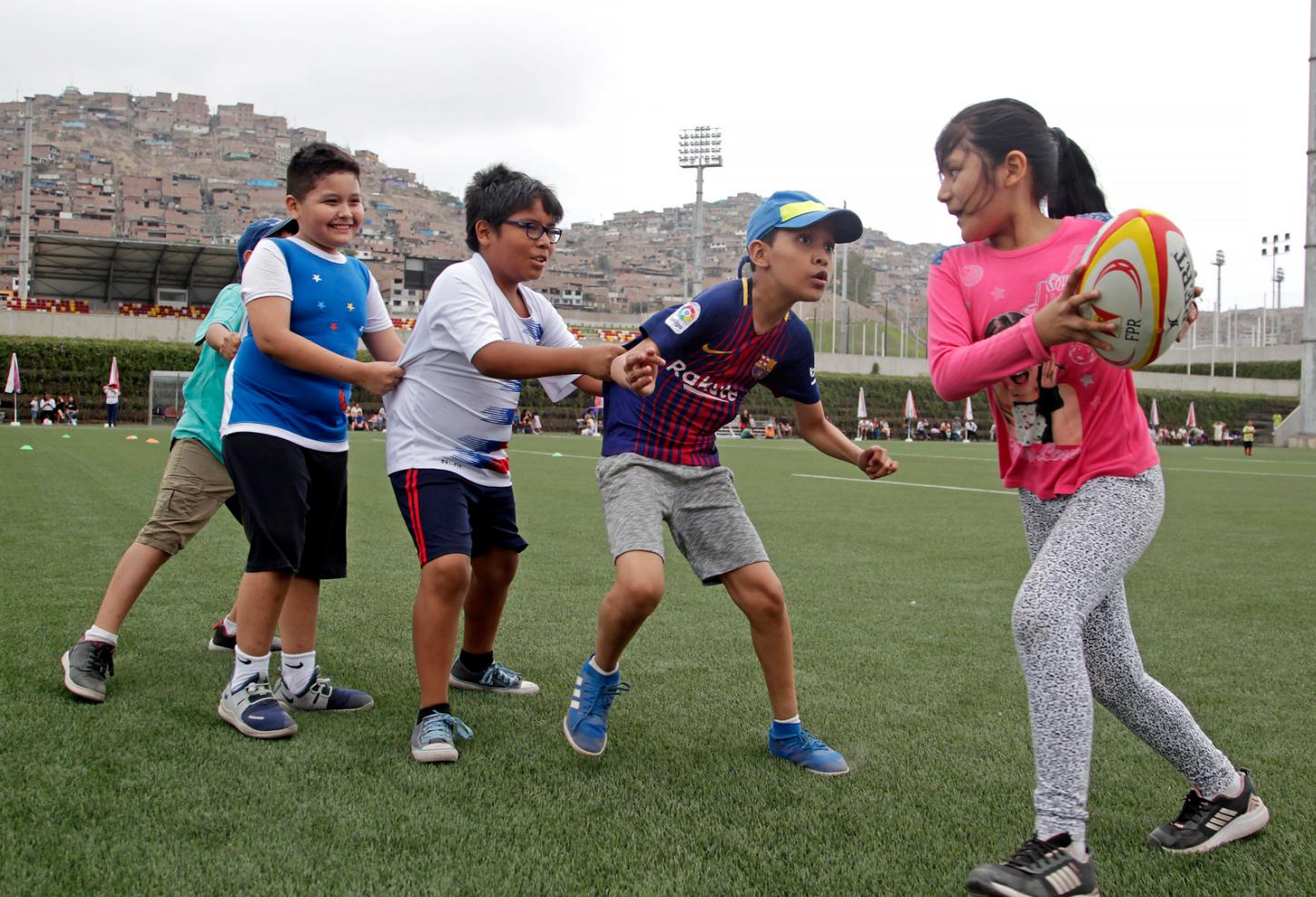 En Villa María del Triunfo, más de 300 niños se inscribieron en el programa de formación de Rugby. La cifra triplicó las expectativas de los organizadores, al tratarse de un deporte poco usual. (Foto: Germán Falcón).