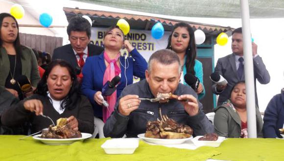El candidato Daniel Urresti (Podemos Perú) desayunó en un comedor popular de Ticlio Chico, en Villa El Salvador. (Foto: Lino Chipana / El Comecio)