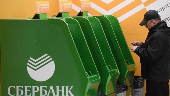 Un hombre se para junto a los cajeros automáticos de Sberbank en la terminal B del aeropuerto Sheremetyevo de Moscú. (Foto referencial: Kirill KUDRYAVTSEV / AFP)