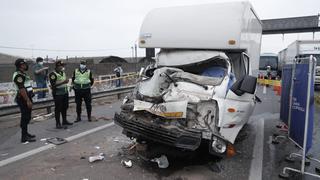 Vía de Evitamiento: chofer de furgoneta falleció tras chocar con tráiler