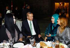 Erdogan cena con diva transexual tras reprimir manifestación LGTB