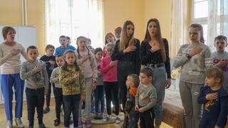 La huida disfrazada de juego de los niños de un orfanato de Ucrania | VIDEO