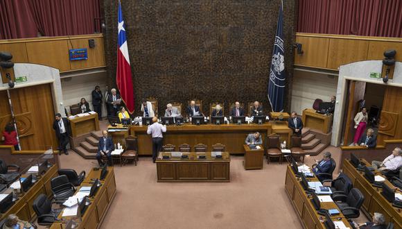 Miembros del Senado de Chile participan en la sesión de elección de la Comisión Experta del nuevo proceso constituyente, el 25 de enero de 2023, en Valparaíso, Chile. (Foto de Adriana Thomasa / EFE)