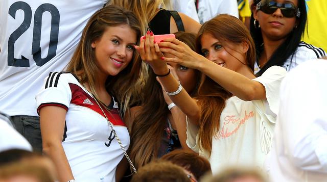 Las novias de los jugadores alemanes alentaron en las tribunas - 1