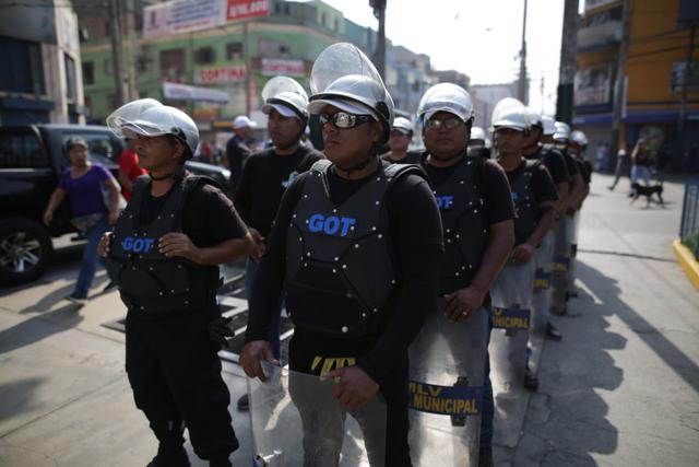 El alcalde de La Victoria, George Forsyth, inauguró una central de videovigilancia en Gamarra. Las cámaras tienen reconocimiento facial y permitirán identificar a quienes ingresan al emporio comercial. (Anthony Niño de Guzmán / El Comercio)