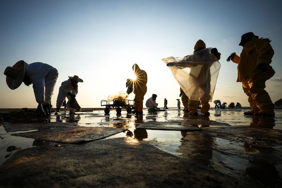 Tailandia. La noche del viernes 28 de enero, una boya de almacenaje marina de Star Petroleum Refining -en la que participa la estadounidense Chevron-, se derramó. El accidente ha creado una mancha de 50 km2 que llegó Mae Ramphueng, provincia de Rayong. REUTERS