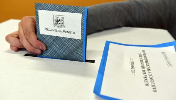 Los sondeos predicen una amplia victoria del sí en este referéndum consultivo, pero la principal incógnita es la participación. A media jornada solamente 10% había votado en Lombardía y poco más del 20% en Véneto. (Foto: AFP)
